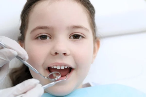 lakowanie zębów u dzieci, regularny przegląd jamy ustnej